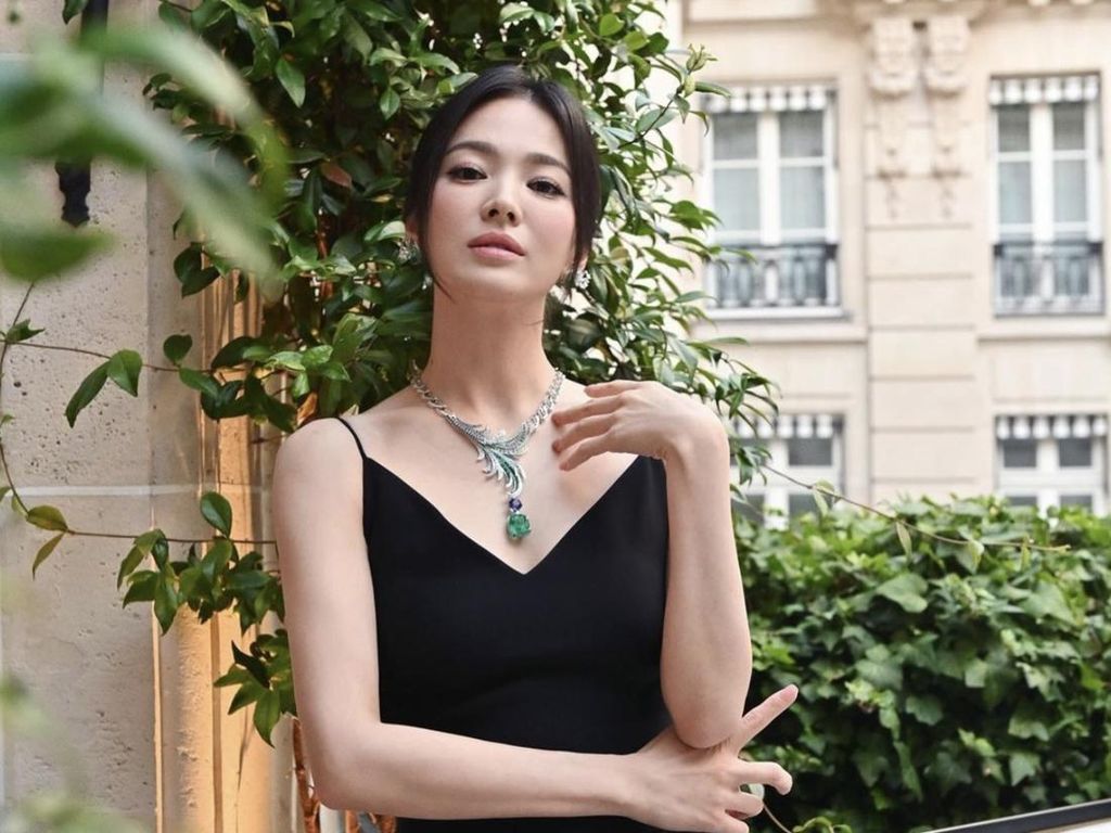 7 Pesona Song Hye Kyo Pakai Kalung Rp 1,4 T, Cantik Elegan di Paris