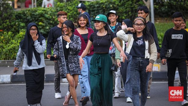 Ratusan remaja dari berbagai daerah penyangga Jakarta mendatangi Taman Stasiun MRT Dukuh Atas di kawasan BNI City, Sudirman, Jakarta Pusat, Selasa (5/7). Banyak dari mereka datang untuk menghabiskan waktu libur sekolah. (CNN Indonesia/ Adi Ibrahim)