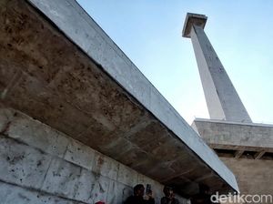 Melihat Kondisi Monas yang Dindingnya Mulai Kusam