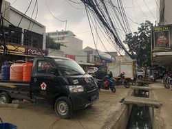 Tiang Miring di Pecenongan Jakpus Dicabut, tapi Kabel Makin Semrawut