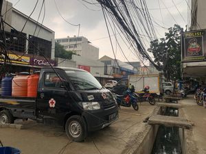 Tiang Miring di Pecenongan Jakpus Dicabut, tapi Kabel Makin Semrawut