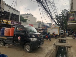 Tiang Miring di Pecenongan Jakpus Dicabut, tapi Kabel Makin Semrawut