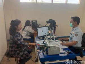 Warga Subang Ramai-ramai Buat Paspor demi Kerja di Luar Negeri