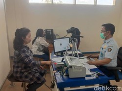 Warga Subang Ramai-ramai Buat Paspor demi Kerja di Luar Negeri