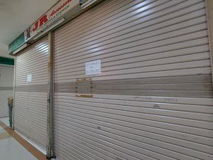 Efek Pandemi Bener-bener Jahat! Toko-toko di Roxy Tutup Berjamaah