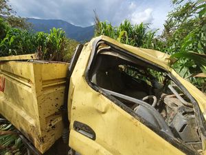 Nahas Truk Masuk Jurang di Papua Tewaskan 6 Orang-29 Lainnya Luka Nahas Truk Masuk Jurang di Papua Tewaskan 6 Orang-29 Lainnya Luka