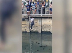 Kelas Dewa! Orang Ini Bisa Tiduran Mengambang di Air, Sempat Dikira Mayat