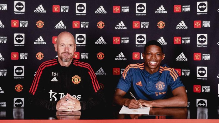 MANCHESTER, ENGLAND - JULY 05: (EXCLUSIVE COVERAGE) Tyrell Malacia of Manchester United poses with Manager Erik ten Hag after signing his contract with the club at Carrington Training Ground on July 05, 2022 in Manchester, England. (Photo by Ash Donelon/Manchester United via Getty Images)