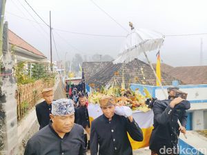 Warga Tengger Bersatu Lagi Usai Pilkades Lewat Upacara Adat Mayu Desa Warga Tengger Bersatu Lagi Usai Pilkades Lewat Upacara Adat Mayu Desa