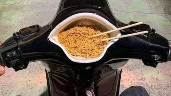10 Wadah Nyeleneh untuk Masak Mie Instan Ini Bikin Ngakak