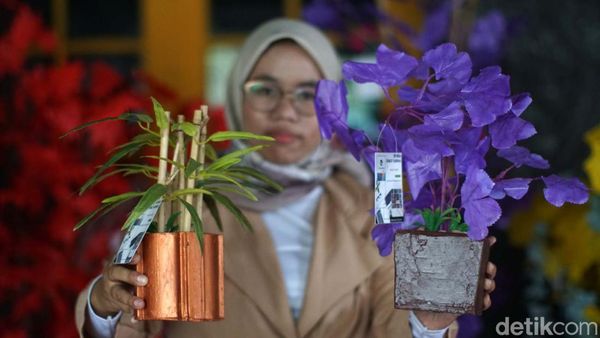 Wanita Ini Ubah Limbah Jadi Hiasan Bunga Cantik