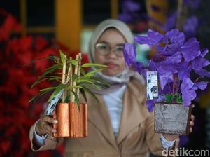 Wanita Ini Ubah Limbah Jadi Hiasan Bunga Cantik
