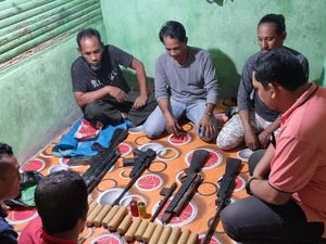 Warga Maluku Serahkan 5 Senpi Rakitan hingga 15 Bom Pipa ke Polisi