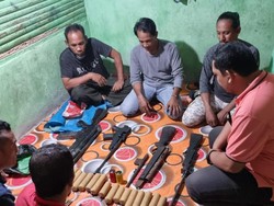 Warga Maluku Serahkan 5 Senpi Rakitan hingga 15 Bom Pipa ke Polisi