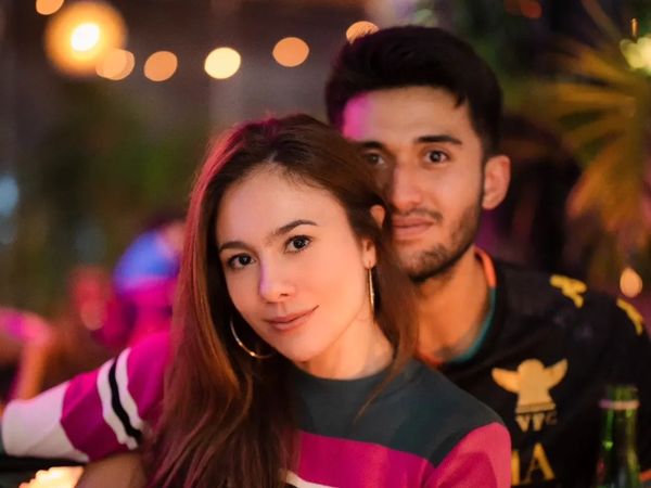 10 Gaya Wulan Guritno Pamer Punggung, Terbaru Pose Dipeluk Pacar Berondong