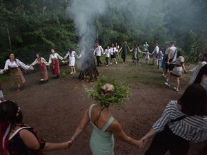 Foto: Ritual Meramal Jodoh dan Masa Depan ala Wanita Ukraina