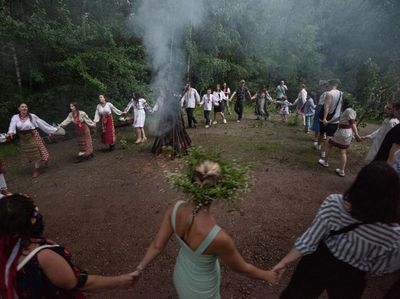 Foto: Ritual Meramal Jodoh dan Masa Depan ala Wanita Ukraina