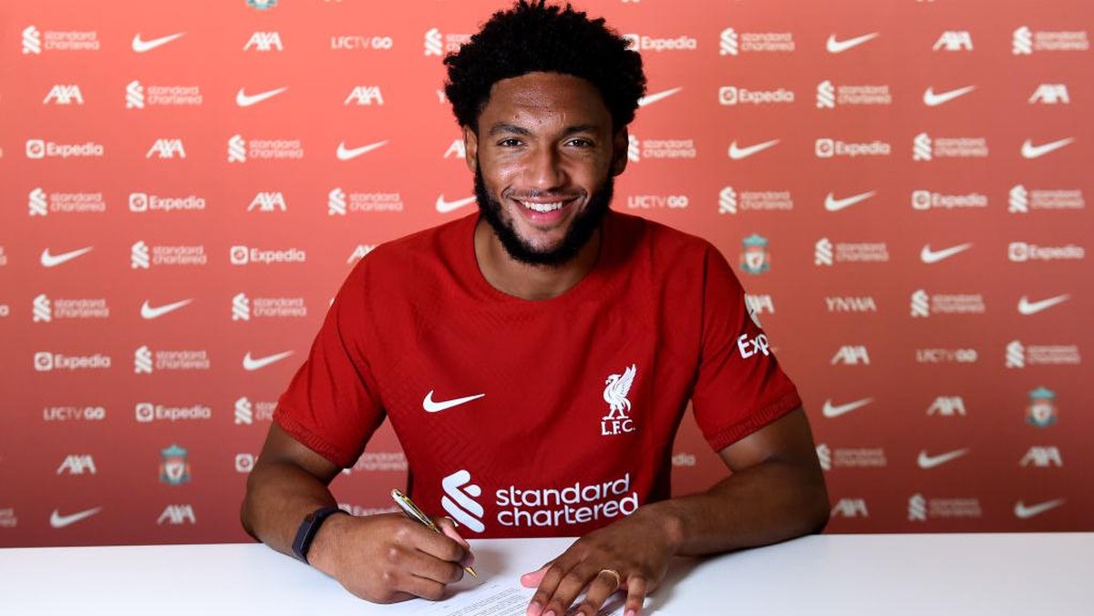Joe Gomez memperpanjang kontraknya di Liverpool (Foto: Liverpool FC via Getty Images/Andrew Powell)