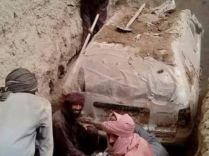 Mobil Pelarian Pendiri Taliban Digali Usai Dikubur Sejak 2001, Ada Apa? Mobil Pelarian Pendiri Taliban Digali Usai Dikubur Sejak 2001, Ada Apa?
