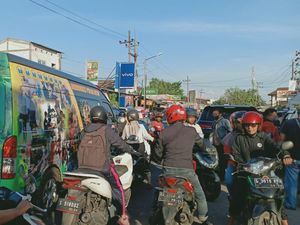 Jalur Ponpes Anak Kiai Jombang DPO Pencabulan Dibuka, Arus Lalin Semrawut