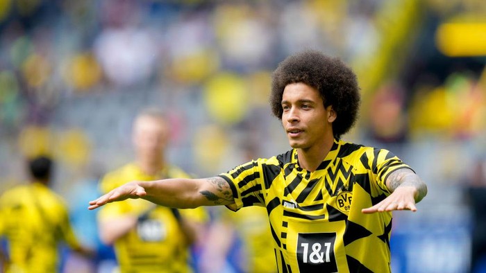 DORTMUND, GERMANY - MAY 14: Axel Witsel of Borussia Dortmund says goodbye to the fans prior to the Bundesliga match between Borussia Dortmund and Hertha BSC at Signal Iduna Park on May 14, 2022 in Dortmund, Germany. (Photo by Alex Gottschalk/vi/DeFodi Images via Getty Images)