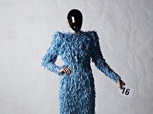 5 Detail Memukau Balenciaga Couture, Face Shield Mewah Hingga Tas Speaker 5 Detail Memukau Balenciaga Couture, Face Shield Mewah Hingga Tas Speaker