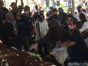 Lagu Widuri Iringi Pemakaman Bob Tutupoly Lagu Widuri Iringi Pemakaman Bob Tutupoly