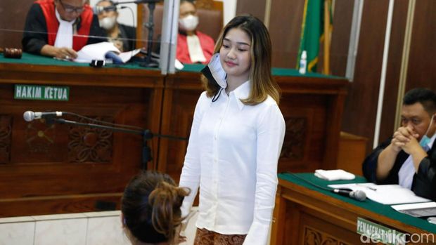 Chandrika Chika saat menjadi saksi di PN Jakarta Selatan.