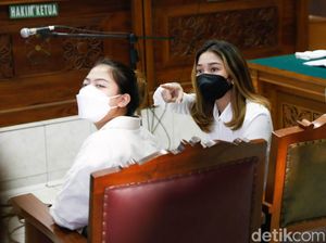Chandrika Chika Beberkan Kronologi Pemukulan Rico Valentino ke Nur Alamsyah Chandrika Chika Beberkan Kronologi Pemukulan Rico Valentino ke Nur Alamsyah
