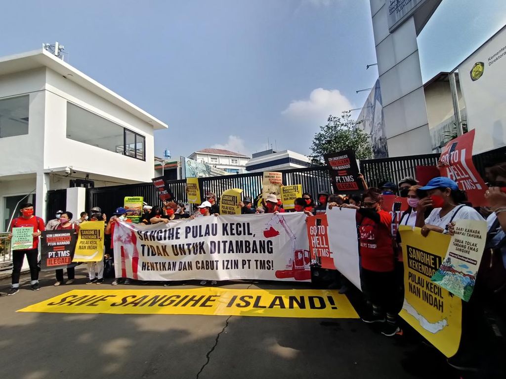 Warga Demo Kantor Kementerian ESDM Tuntut Tambang di Sangihe Ditutup