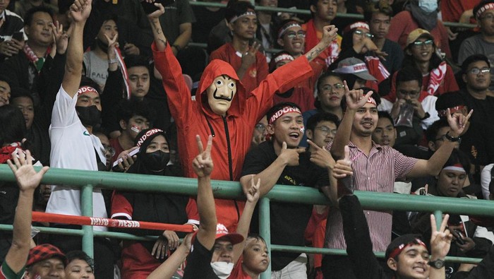 Sejumlah suporter Tim Nasional Indonesia U19 memberikan dukungan saat melawan Thailand U19 dalam laga penyisihan Grup Piala AFF U19 2022 di Stadion Patriot Chandrabhaga, Bekasi, Jawa Barat, Rabu (6/7/2022). Pertandingan berakhir imbang 0-0. ANTARA FOTO/ Fakhri Hermansyah/foc.