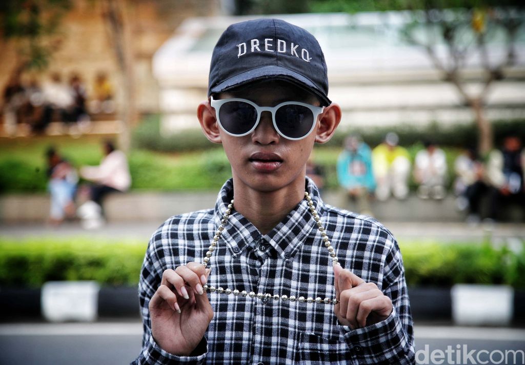 Fenomena muda mudi Citayam nongkrong di Taman Dukuh Atas Jakarta menjadi perbincangan hangat. Kini mereka menggelar Citayam Fashion Week di Jakarta.