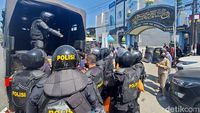 Foto: Polisi Kepung Mas Bechi DPO Pencabulan di Ponpes Jombang