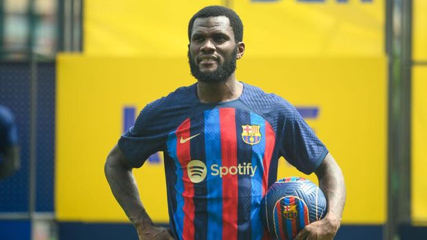 BARCELONA, SPAIN - JUL 6: FC Barcelona's new Ivorian midfielder Franck Kessie poses with a ball during his presentation ceremony at the Joan Gamper training ground in Sant Joan Despi, near Barcelona on July 6, 2022. (Photo by Adria Puig/Anadolu Agency via Getty Images)