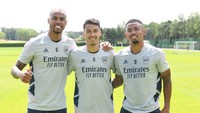 Mereka adalah Gabriel Magalhaes (24 tahun), Gabriel Martinelli (21 tahun), dan Gabriel Jesus (25 tahun). Ketiganya sama-sama dari Brasil (Arsenal FC via Getty Images/Stuart MacFarlane)