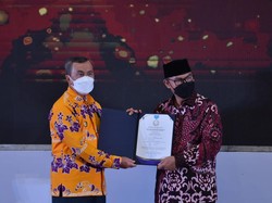 Gubernur Riau Raih Penghargaan Manggala Karya Kencana 2022 dari BKKBN