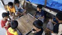 Hindari Kecanduan Gadget, Anak Manggarai Pilih Main Karambol