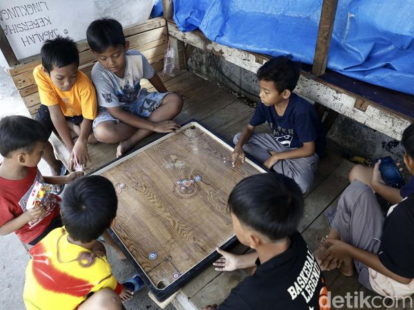 Hindari Kecanduan Gadget, Anak Manggarai Pilih Main Karambol