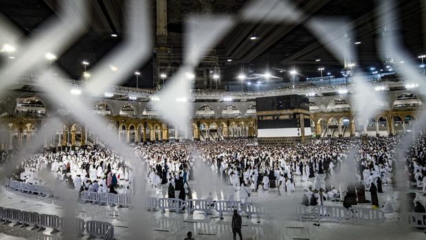 Muslim pilgrims circumambulate around the Kaaba, Islam's holiest shrine, during the annual Hajj pilgrimage at the Grand Mosque in Saudi Arabia's holy city of Mecca on July 6, 2022. - One million fully vaccinated Muslims, including 850,000 from abroad, are allowed at this year's hajj in the city of Mecca, a big rise after two years of drastically curtailed numbers due to policies to stop the spread of infection. (Photo by Delil SOULEIMAN / AFP)
