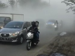 Jalan Gilang Sidoarjo Diselimuti Asap, Warga Sempat Panik