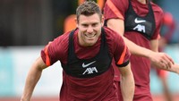 Tesnya adalah lari mengelilingi lapangan sampai capek. Ternyata, juaranya adalah James Milner! (Getty Images)