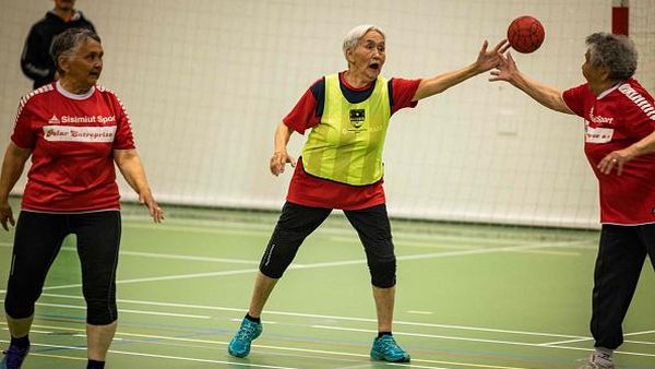 Jangan Mau Kalah, Begini Semangatnya Kakek-Nenek Tanding Bola Tangan