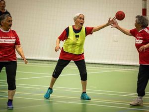 Jangan Mau Kalah, Begini Semangatnya Kakek-Nenek Tanding Bola Tangan