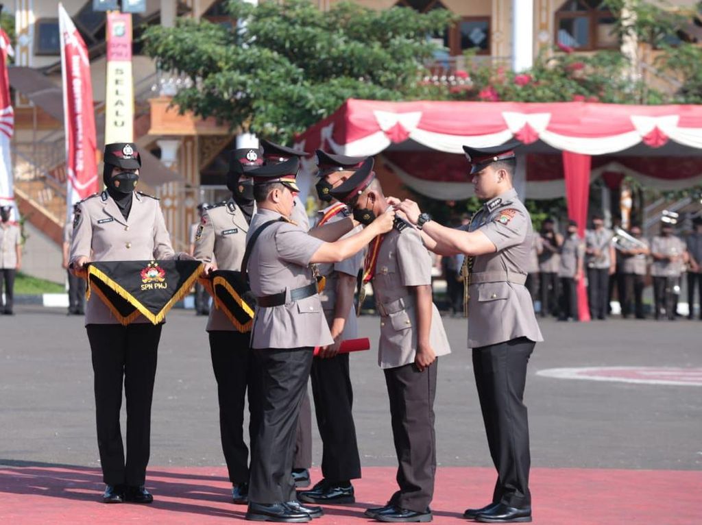 Kapolda Metro Lantik 699 Bintara Baru: Jaga Nama Baik Polri Kapolda Metro Lantik 699 Bintara Baru: Jaga Nama Baik Polri