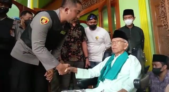 Kapolres Jombang bernegosiasi dengan Kiai Muhammad Mukhtar