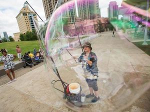 Wow... Wanita Ini Bisa Bikin Gelembung Raksasa dari Sabun