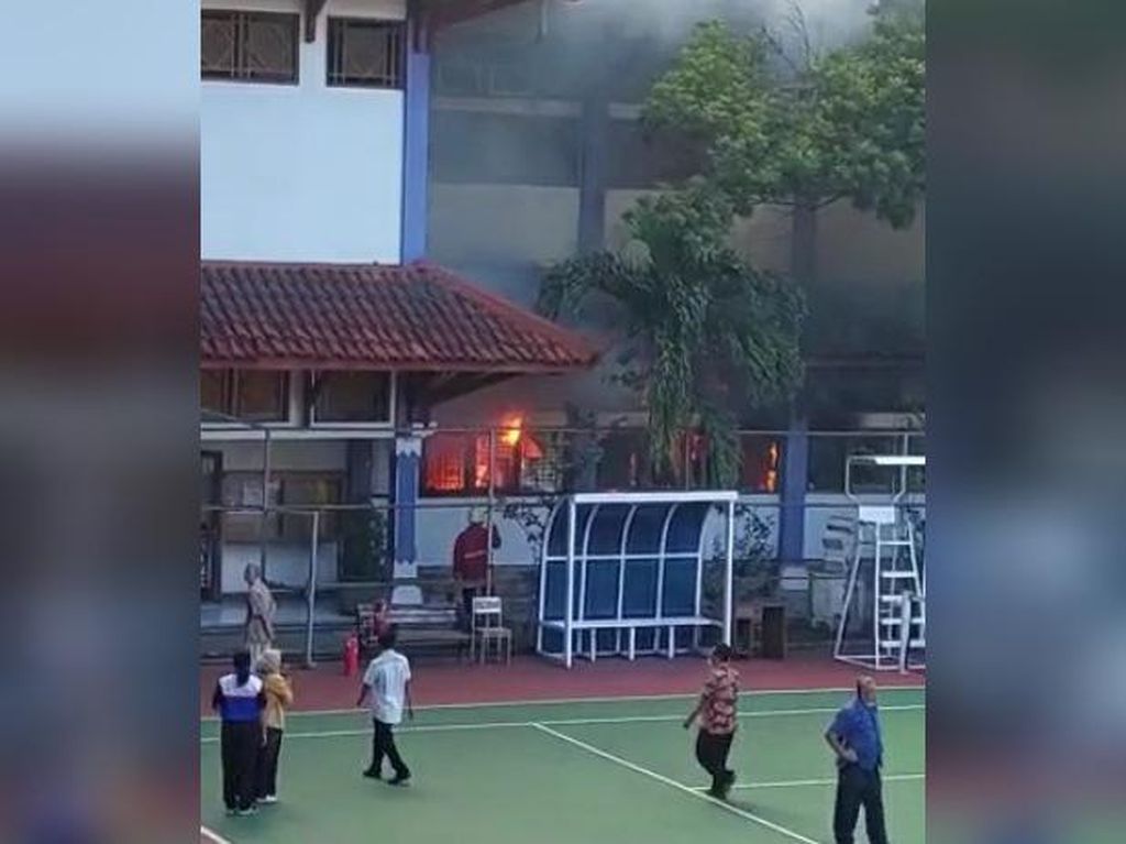 Kebakaran di UNS Solo, Mahasiswa Dievakuasi dari Jendela