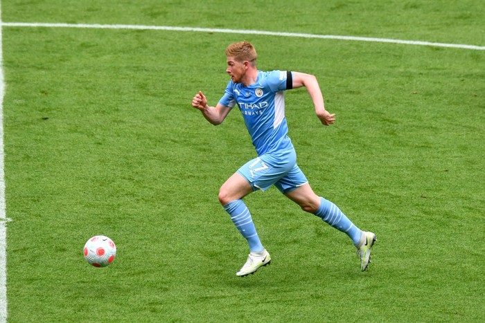 MANCHESTER, ENGLAND - MAY 22: Manchester City's Kevin De Bruyne in action during the Premier League match between Manchester City and Aston Villa at Etihad Stadium on May 22, 2022 in Manchester, England. (Photo by Manchester City FC/Manchester City FC via Getty Images)