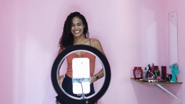 Ilustrasi perempuan sebagai salah satu Kreator TikTok