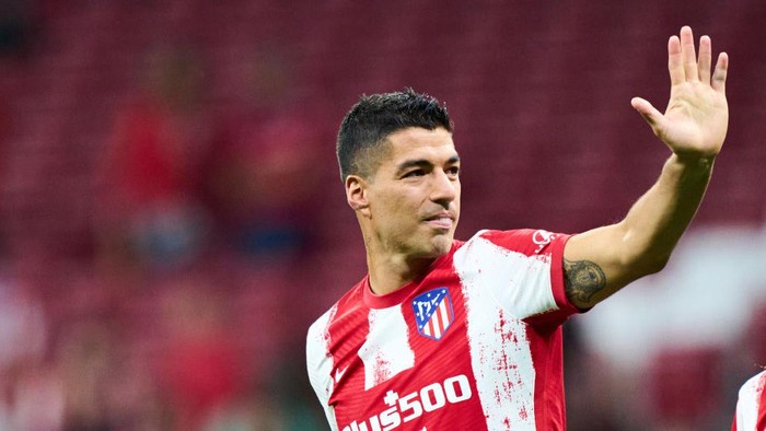 MADRID, SPAIN - MAY 15:  Luis Suarez of Atletico Madrid interacts with the crowd following the LaLiga Santander match between Club Atletico de Madrid and Sevilla FC at Estadio Wanda Metropolitano on May 15, 2022 in Madrid, Spain. (Photo by Juan Manuel Serrano Arce/Getty Images)